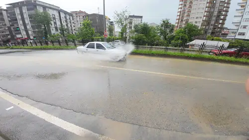 Rize’de şiddetli yağmur hayatı felç etti