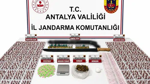 Alanya'da jandarma baskınında zehir tacirlerine ağır darbe