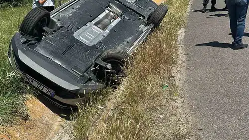 Eskişehir yolunda bayram dönüşü iki araç refüje uçtu