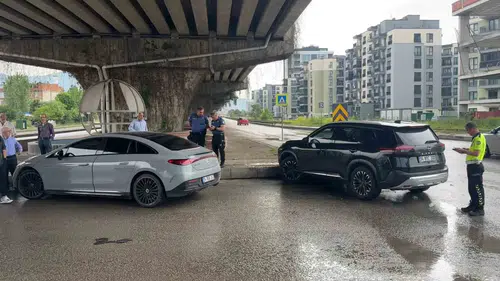 Samsun trafiğinde ani manevra üç kişiyi hastanelik etti