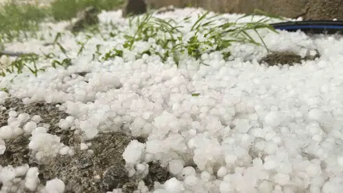 Muş’ta dolu yağışı sokakları kışa çevirdi