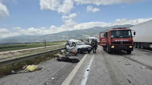 TAG Otoyolu üzerinde tırın çarptığı araçta iki kişi hayatını kaybetti
