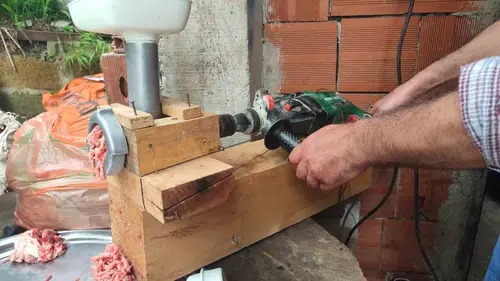 Rize’de matkapla kıyma makinesi devri