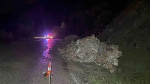 Tokat yolunda dev kayalar trafiği kesti