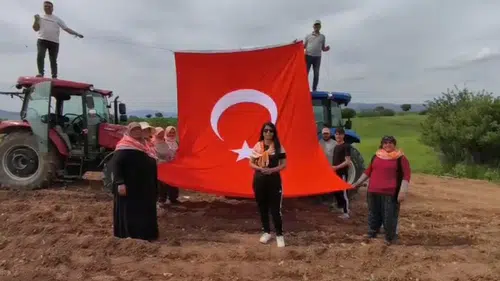 Çiftçiler 19 Mayıs coşkusunu traktör üzerinde tarlaya taşıdı