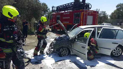 Edremit trafiğinde seyir halindeki araç aniden alev aldı