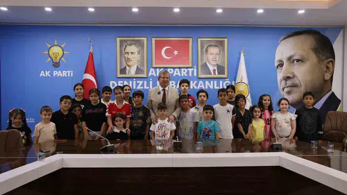 Denizli AK Parti binasında bayram neşesi
