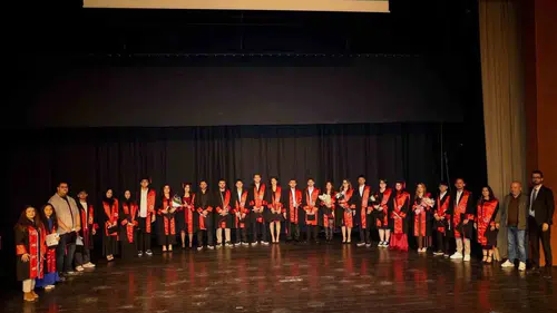Taşköprülü gençler diplomalarını alıp keplerini havaya fırlattı