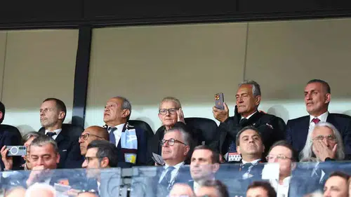Prens William İstanbul’da UEFA finalini tribünden izliyor