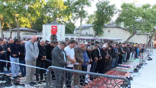 Eyüpsultan Camii bayram sabahı doldu taştı