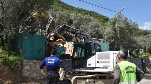 İznik Belediyesi kaçak yapılara karşı yıkım mesaisini artırdı
