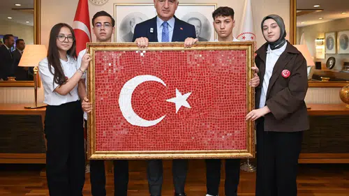 Bakan Ersoy genç sanatçıların el emeği cam mozaik bayrağını teslim aldı