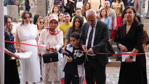 Diyarbakırlı miniklerin çöp sandıkları hayallerine tarihsel sahne