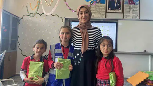 Arıcaklı liseliler çocukların yüzünü güldürmeyi başardı