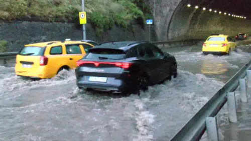 Maltepe D-100 yan yolda su baskını trafiği felç etti