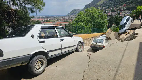 Hatay'da şiddetli yağış yolu yuttu Bir sürücü hayatını kaybetti