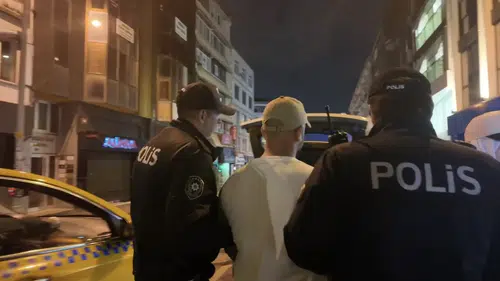 Kadıköy’deki huzur uygulamasında aranan şüpheli kıskıvrak yakalandı