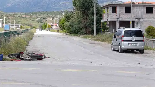 Denizli Çivril’de kargo çalışanı motosiklet sürücüsü kazada hayatını kaybetti
