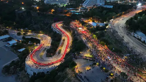 Antalya sokakları 19 Mayıs coşkusuyla kırmızı beyaza büründü