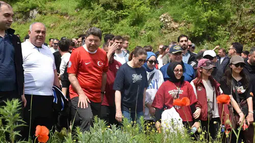Bartınlı gençler efsanevi şelalede doğa yürüyüşüne çıktı