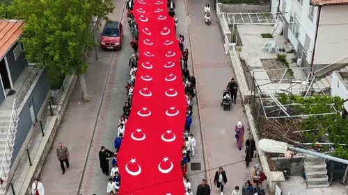 Avanos sokakları 135 metrelik dev Türk bayrağıyla kırmızı beyaza büründü