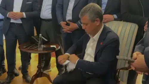 Özgür Özel genel başkanlık kararını yırtıp attı