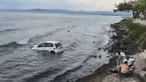 Kuşadası sahilinde direksiyon hakimiyetini kaybeden sürücü denize düştü