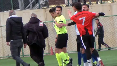 Hakeme saldıran futbolcunun takımı masadan kaybetti