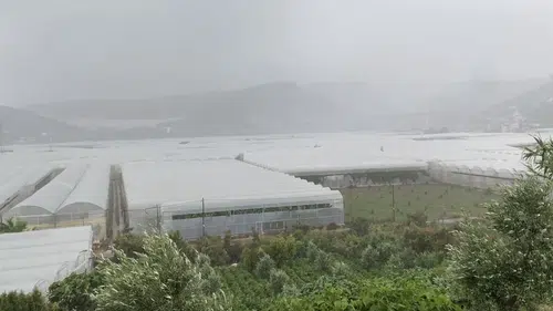 Mersin'de sağanak yağış hayatı olumsuz etkiliyor