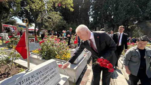 İstanbul bayrama şehitlik ziyaretiyle başladı