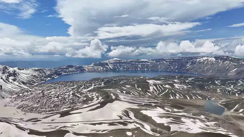 Nemrut Krateri kapılarını açtı Karla bahar aynı noktada buluştu