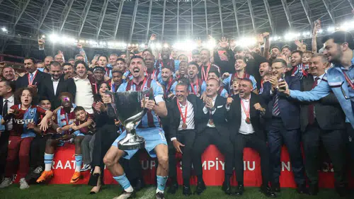 Trabzonspor Antalya’da kupayı havaya kaldırdı