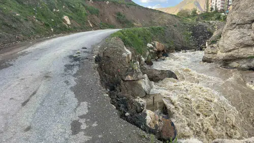 Hakkari’de ana ulaşım yolu çöktü mahalleli yolsuz kaldı
