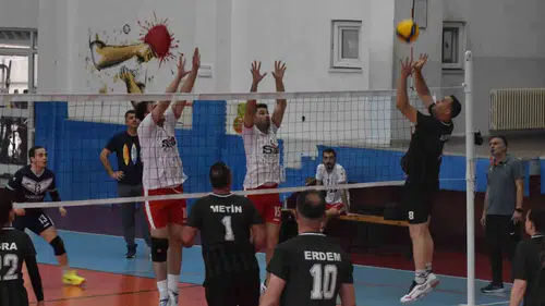 Antalya’da kamu çalışanları voleybol turnuvasında ter döküyor