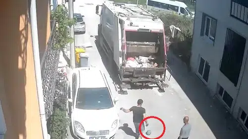 Nilüferli temizlik işçilerinin kısa süren neşeli futbol molası