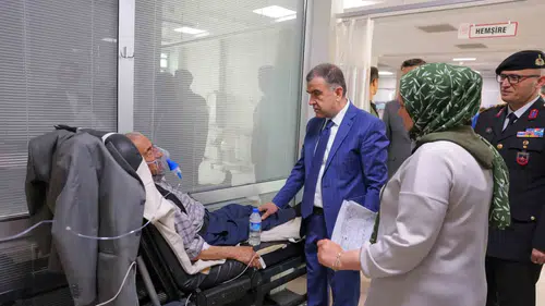 Bayburt Valisi hastanedeki mesaiyi unutmadı