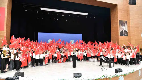 Balıkesir’de 300 çocuk aynı sahnede buluştu