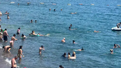 Bodrum plajları bayramın ilk gününde doldu taştı