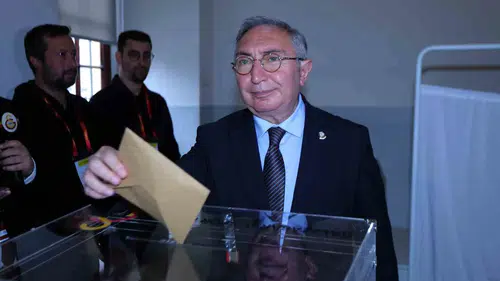Galatasaray Lisesi'nde sandıklar kuruldu