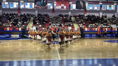 Burdur gençleri 19 Mayıs coşkusunu spor salonuna taşıdı