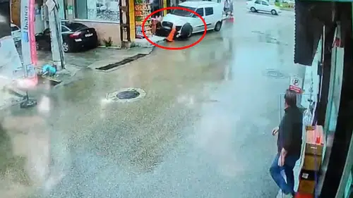 Bursa'da kaldırımda bekleyen anne ve oğluna araç çarptı