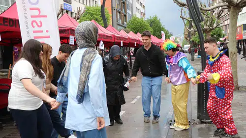 Bolu sokaklarında dolu yağışı sonrası ilginç halay görüntüleri