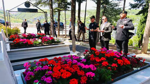 Bilecik Valisi bayram sabahı şehitlikte ailelerle buluştu