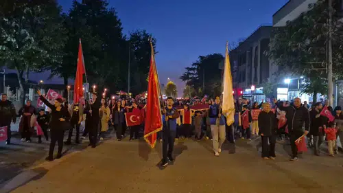 Düzce sokakları 19 Mayıs için fener alayıyla aydınlandı