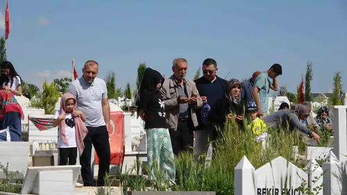 Adıyamanlılar bayram arifesinde deprem şehitliğinde buluştu