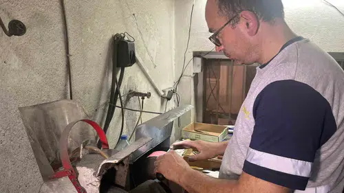 İzmirli görme engelli ustadan Kurban Bayramı öncesi gece mesaisi