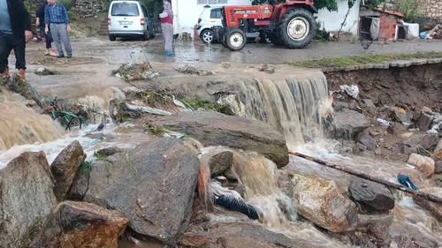 Manisa Demirci'de sel ve dolu felaketi yolları göle çevirdi