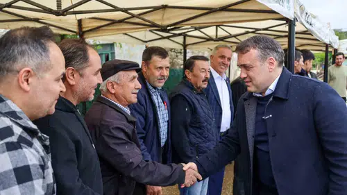 Bilecik Valisi şenlik alanına makam aracı yerine otobüsle gitti