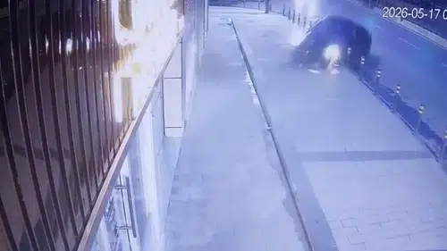 Şişli’de lüks otomobil dükkana daldı ve alev aldı