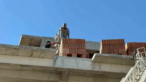 Antalya’da inşaat ustası merdiven devrilince yukarıda mahsur kaldı